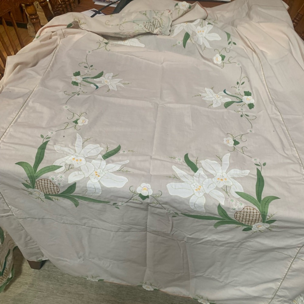 Gorgeous vintage embroidered cloth tablecloth and napkins